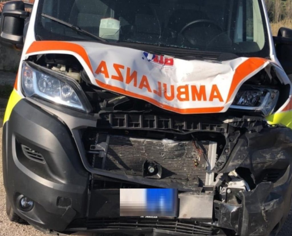 Ambulanza si schianta contro muro a Castel Volturno: feriti i soc