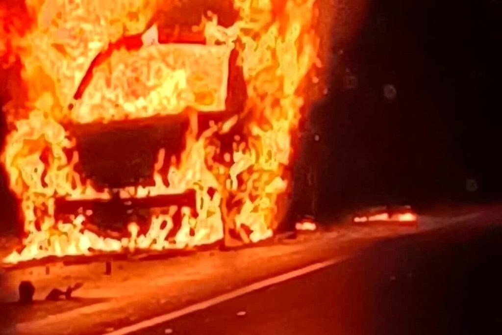 Auto della moglie del consigliere in fiamme sul litorale domizio