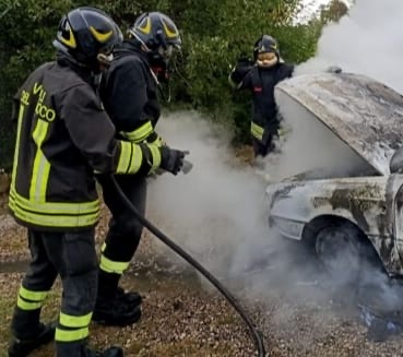 Auto in fiamme a Baia Domizia: distrutta l’Audi di un consigliere