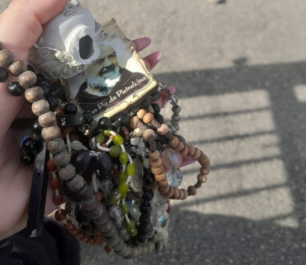 Furto di oggetti sacri nel cimitero di Castel Volturno: giovane a