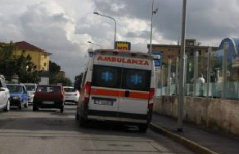Grave incidente stradale vicino al carcere: traffico paralizzato