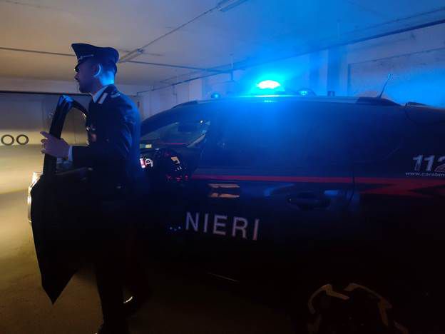 Inseguimento a Baia Domizia: madre e figlio nei guai