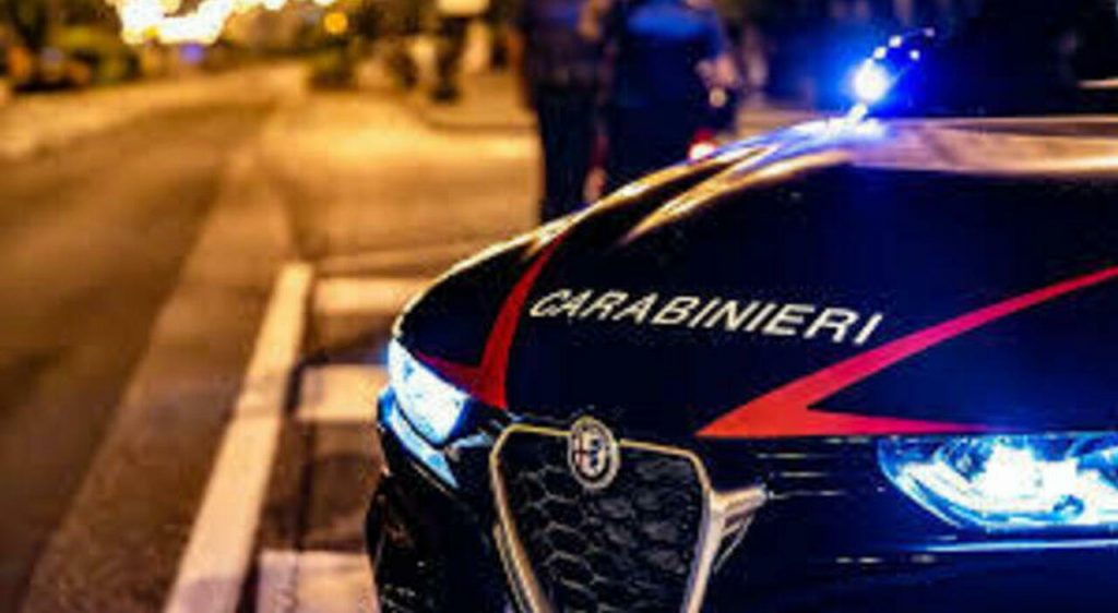 Inseguimento e incidente con auto rubata sulla Domiziana a Castel