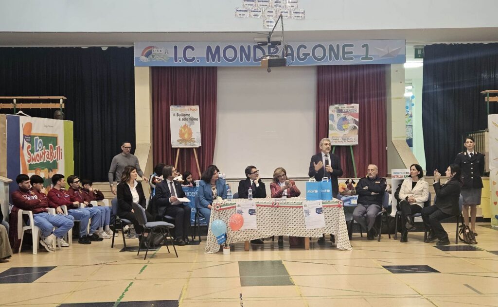 Mondragone, il Questore Grassi sensibilizza studenti su cyberbull