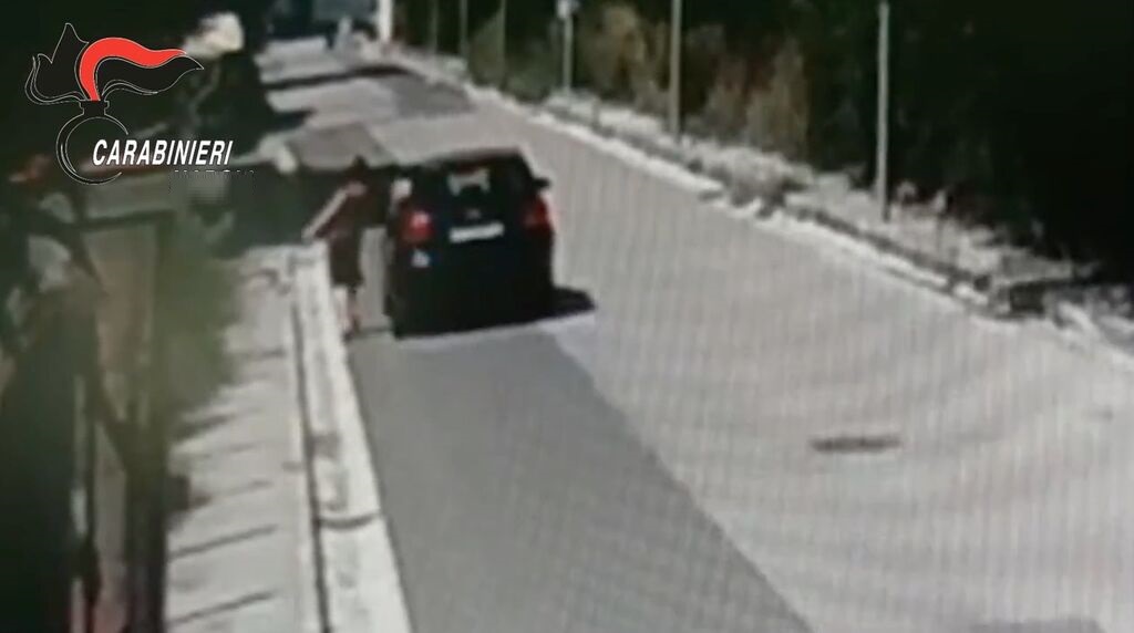 Truffa e scippo in strada: malviventi in fuga sul litorale domizi