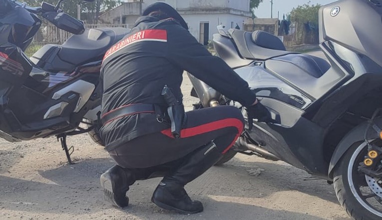 Veicoli con telai sospetti scoperti a Mondragone, denunciato 32en