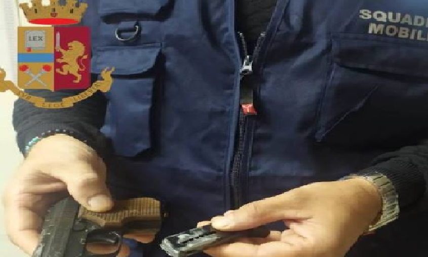 Blitz antidroga nel Casertano: giovane arrestato con pistola e dr