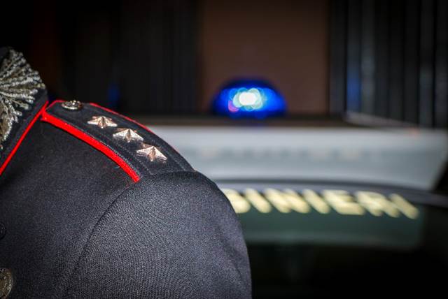 Carabinieri arrestano 36enne sul litorale domizio per condanne de