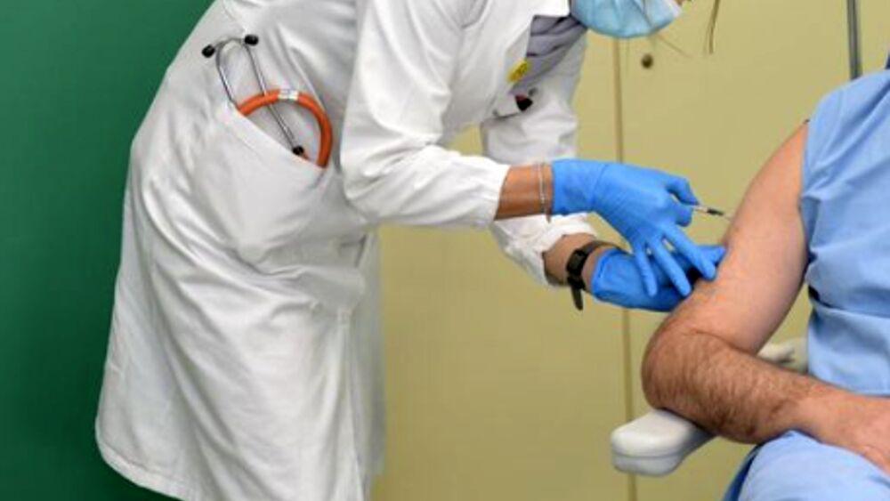 Docente casertano: danno permanente alla vista dopo vaccino Covid