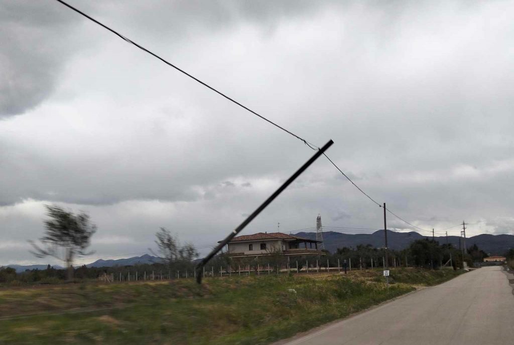 Forte vento abbatte pali sulla Provinciale nel Casertano