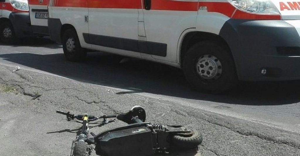 Incidente a Castel Volturno: 13enne cade dal monopattino e finisc