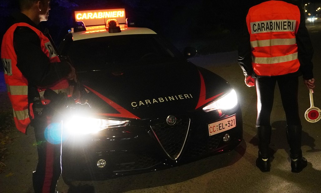 Inseguimento sulla Domitiana: bloccato fuggitivo a Castel Volturn