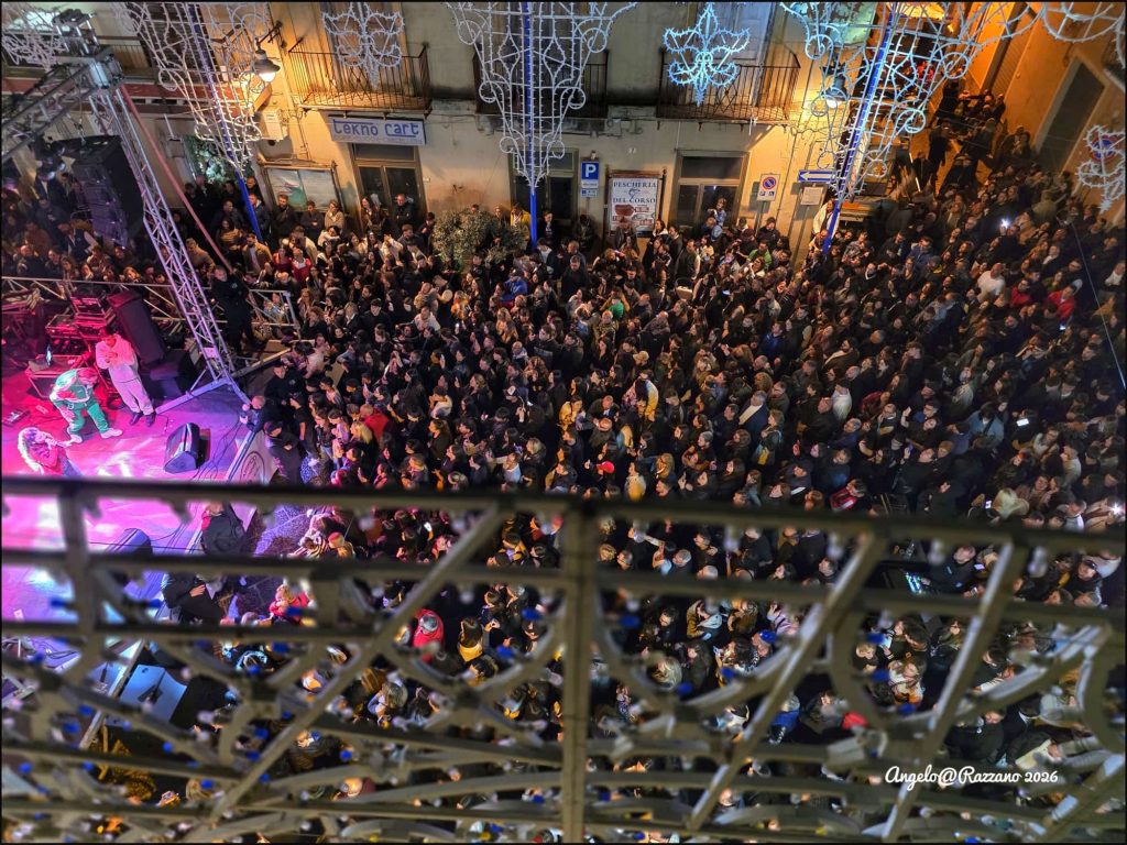 Mondragone, Piazza Umberto I gremita per evento culturale
