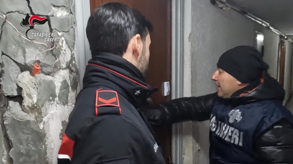 Mondragone: smantellata rete familiare di spaccio in casa
