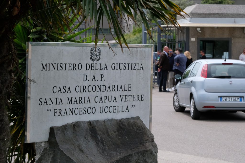 Scoperto mercato illecito di droga e telefoni in carcere