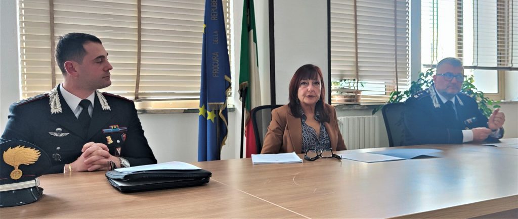 Spaccio familiare smantellato nel Casertano: coppia in fuga svela