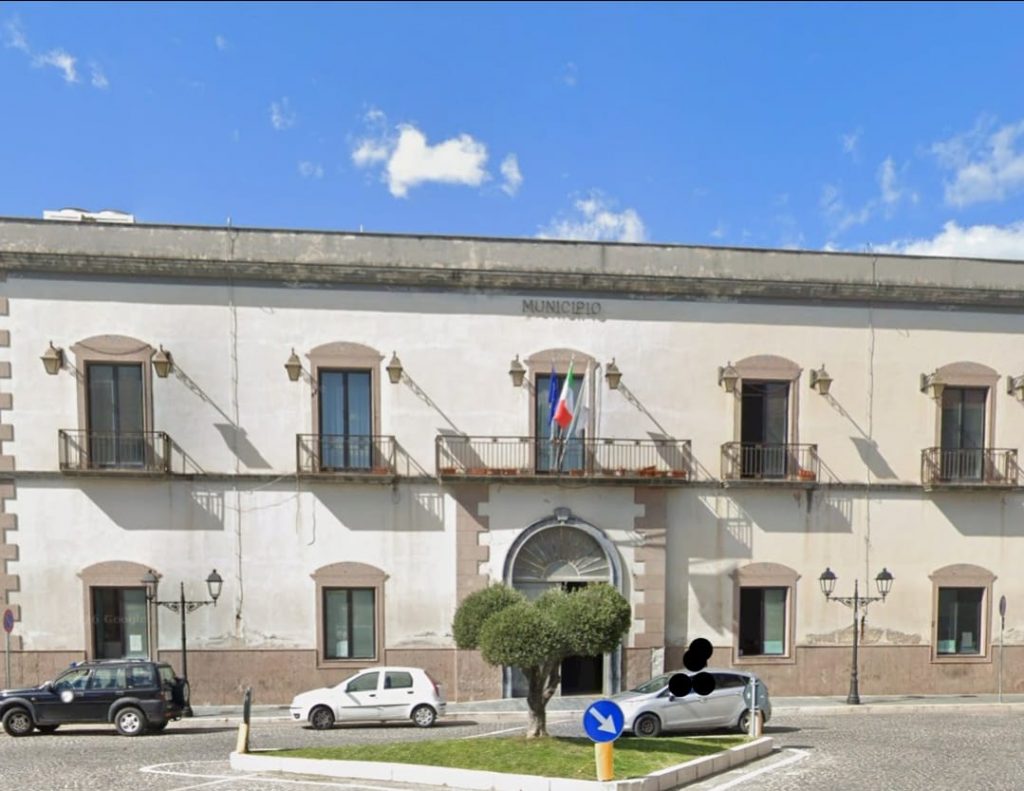 Tensione al Comune di Castel Volturno: donna aggredisce dipendent